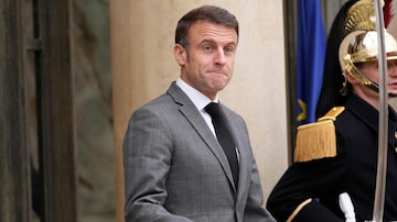 French President Emmanuel Macron gestures as he waits for Czech Republic's President Petr Pavel, Wednesday, Dec. 20, 2023 at the Elysee Palace in Paris. The French parliament approved a divisive immigration bill intended to strengthen France's ability to deport foreigners considered undesirable, prompting a heated debate after the far-right decided to back the measure. The vote comes after parliament members from French President Emmanuel Macron's centrist majority and the conservative party The Republicans found a compromise to allow the text to make its way through the complex legislative process. (AP Photo/Christophe Ena,). Foto: AP Photo/Christophe Ena