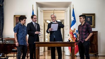 O presidente chileno, Sebastián Piñera (C), promulga a Lei de Identidade de Gênero depois de anos de discussão no Congresso. Foto: EFE/Presidencia de Chile