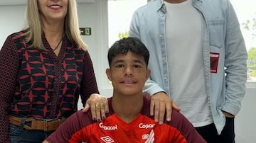 Bruninho assinou contrato de formação com o Athletico-PR nesta quinta-feira. Foto: Divulgação/West Sports