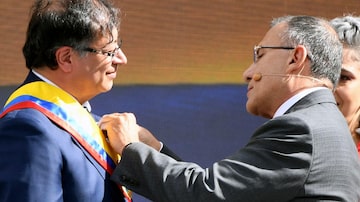 The president of the Congress Roy Barreras (R) adjusts the presidential sash to Colombia's new President Gustavo Petro (L) during the inauguration ceremony at the Bolivar square in Bogota, on August 7, 2022. - Ex-guerrilla and former mayor Gustavo Petro was sworn in as Colombia's first-ever leftist president, with plans for profound reforms in a country beset by economic inequality and drug violence. (Photo by JUAN BARRETO / AFP). Foto: Juan Barreto/AFP - 07.08.2022
