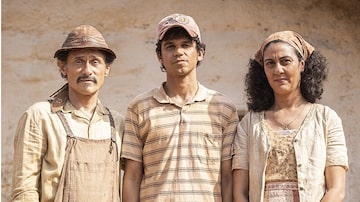 Tereza (Clarissa Pinheiro) , Timbó (Enrique Diaz) e Mirinho (Lucas Galvino), personagens da novela 'Mar do Sertão'. Foto: Globo/João Cotta
