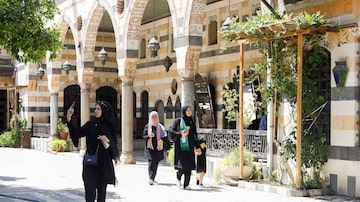 A visitor uses a mobile phone as she walks at Al Azem Palace in Damascus, Syria July 31, 2022. REUTERS/Yamam al Shaar. Foto: Yamam al Shaar/Reuters