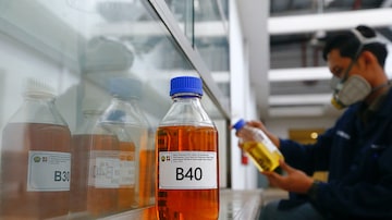 Técnico segura uma garrafa de biodiesel 40% em laboratório na Indonésia; saída para possível desabastecimento de biodiesel seria aumentar a mistura na fórmula. Foto: Ajeng Dinar Ulfiana/ Reuters