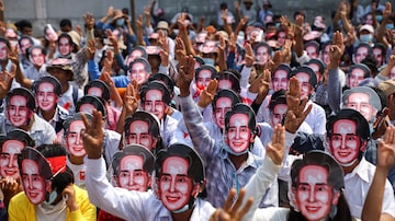 Manifestantes seguram máscaras com o rosto da líder Aung San Suu Kyi em protesto contra o golpe militar em Mianmar. Foto: Reuters - 28/2/2021