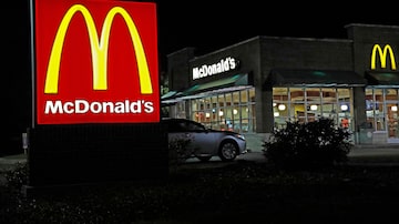 FILE - A McDonald's restaurant is seen, Feb. 14, 2018, in Ridgeland, Miss. McDonald's plans to eliminate self-service soda machines at all of its U.S. restaurants by 2032, the Chicago-based fast food chain has confirmed. In an email to The Associated Press on Tuesday, Sept. 12, 2023, McDonald's USA said the goal of the change is to create consistency for customers and crew members across the chain's offerings — from in-person dining to online delivery and drive-thru options. (AP Photo/Rogelio V. Solis, File). Foto: AP Photo/Rogelio V. Solis/Arquivo