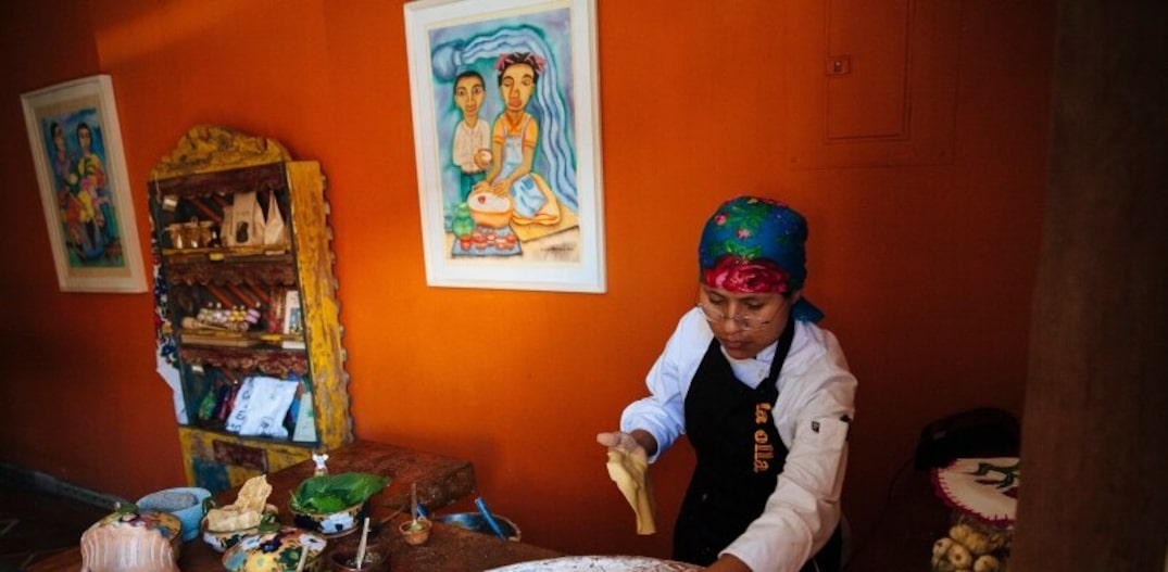 María Juana, 22, prepara tortilhas artesanais de milho em um restaurante em Oaxaca, Mexico. Foto: Rodrigo Cruz|NYT