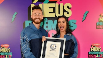 Os apresentadores do 'Meus Prêmios Nick 2021' seguram o certificado doGuinness World Records (GWR) depois do eventoreceber mais 513 milhões de votos. Foto: RODRIGO TREVISAN/ GUINNESS WORLD RECORDS