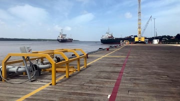 Navios da Exxon com carregamento de petróleo são vistos no Rio Demerara, próximos a Georgetown, em imagem de janeiro de 2020. Gigante americana explora petróleo na região