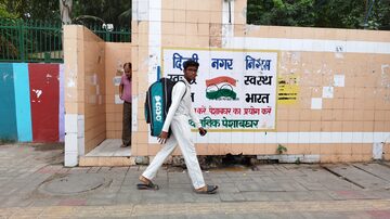 Sanitário público do programa SBM ou Missão Índia Limpa em condições precárias no centro de Nova Délhi. Foto: Felipe Frazão