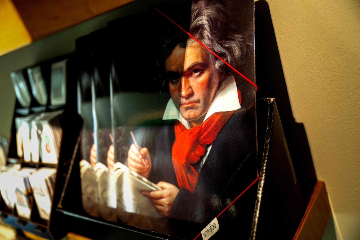 Um folder com o retrato do compositor alemão Ludwig van Beethoven é visto na loja de lembranças do museu Beethovenhaus, onde Beethoven passou alguns de seus verões e compôs partes de sua 'Nona Sinfonia', que completa 200 anos.