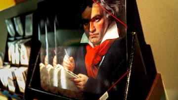 Um folder com o retrato do compositor alemão Ludwig van Beethoven é visto na loja de lembranças do museu Beethovenhaus, onde Beethoven passou alguns de seus verões e compôs partes de sua 'Nona Sinfonia', que completa 200 anos. Foto: Joe Klamar/JOE KLAMAR