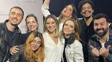 Elenco do seriado 'Sandy & Junior' se reuniu com a cantora em seu show, em São Paulo. Foto: Instagram/@karinadohme