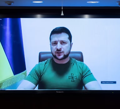 Washington (United States), 16/03/2022.- Ukraine's President Volodymyr Zelensky delivers a video address to senators and members of the House of Representatives gathered in the Capitol Visitor Center Congressional Auditorium at the U.S. Capitol in Washington, USA, 16 March 2022. (Rusia, Ucrania, Estados Unidos) EFE/EPA/SARAH SILBIGER / POOL