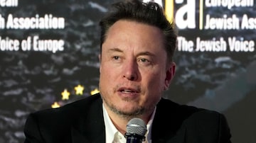 Musk demitiu Agrawal e outros executivos experientes no mesmo dia em que assumiu o comando do Twitter, agora X, em outubro de 2022