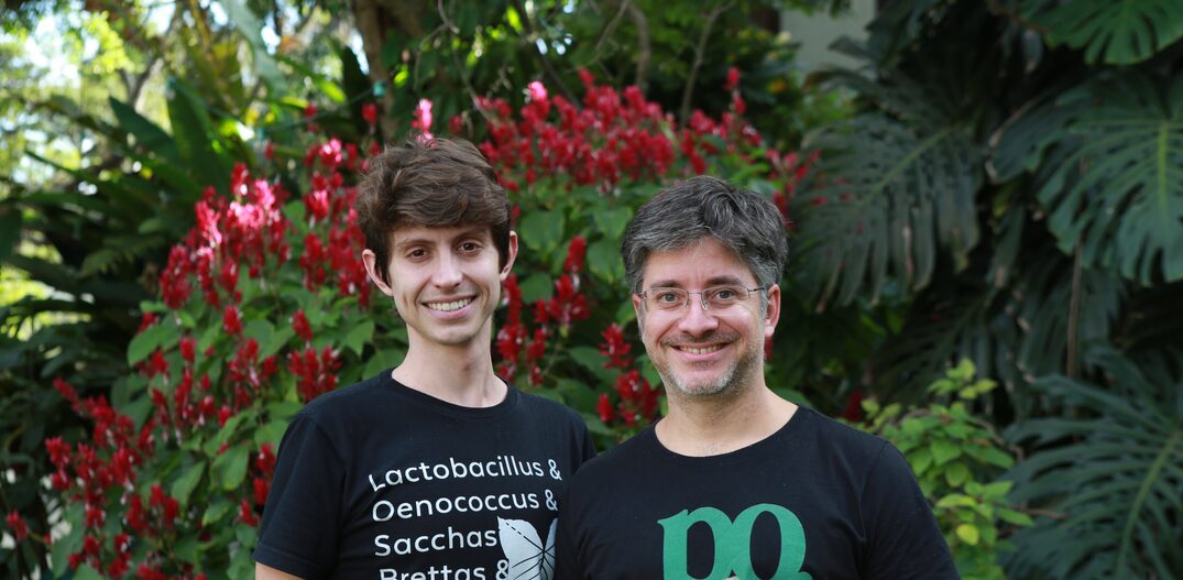 A foto mostra dois homens brancos. Um deles usa camiseta preta com escritos e o outro usa óculos e uma camiseta preta florida. Foto: Bruno Nogueirão