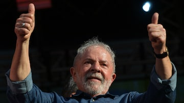 Ex-presidente Lula discursando neste domingo durante oato de 1º de Maio promovido pelas centrais sindicais, em São Paulo. Foto: Nelson Almeida/AFP