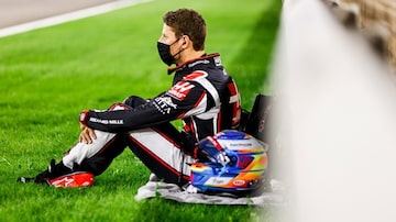 
Romain Grosjean pouco antes da largada do GP do Bahrein, onde sofreu acidente espatacular (Haas)
