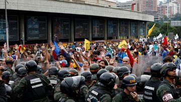 Membros da Guarda Nacional Bolivariana (GNB) impedem avanço de manifestantes da oposição em Caracas. Foto: REUTERS/Carlos Garcia Rawlins