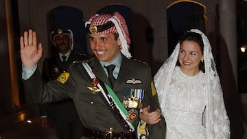 Em imagem de 2004, o príncipe Hamzeh e sua mulher, princessa Noor, celebram seu casamento em Amã. Foto: Hussein Malla/AP