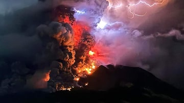 Fotografia divulgada pelo Centro de Vulcanologia e Mitigação de Riscos Geológicos mostra o Monte Ruang expelindo lava quente e fumaça. Foto: Handout/HANDOUT