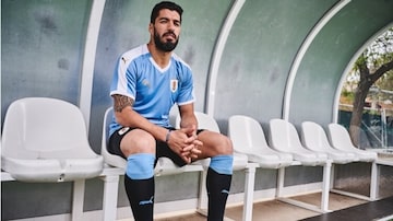 Suárez com a nova camisa da seleçãouruguaia. Foto: Divulgação / Puma