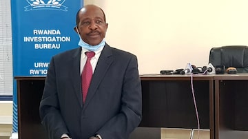 FILE PHOTO: Paul Rusesabagina, the man who was hailed a hero in a Hollywood movie about the country's 1994 genocide is detained and paraded in front of media in handcuffs at the headquarters of Rwanda Investigation Bureau in Kigali, Rwanda August 31, 2020. REUTERS/Clement Uwiringiyimana/File Photo. Foto: Clement Uwiringiyimana/Reuters