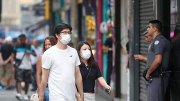 Pedestres em São Paulo usam máscaras por conta do coronavírus. Foto: Alex Silva/Estadão