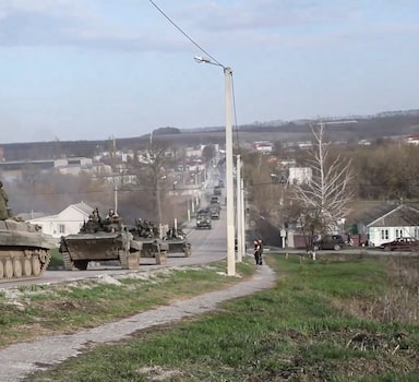Uma imagem estática de um vídeo divulgado pelo serviço de imprensa do Ministério da Defesa da Rússia mostra militares russos em um veículo blindado de transporte de pessoal na região de Kharkiv, em 22 de abril