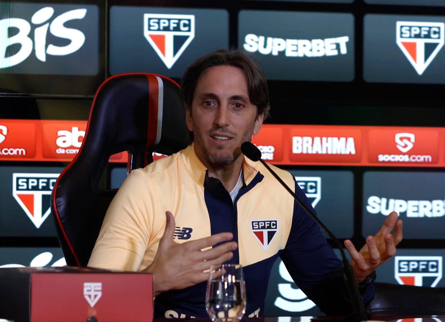 Luís Zubeldía tem encantado torcedor tricolor no comando do São Paulo. 