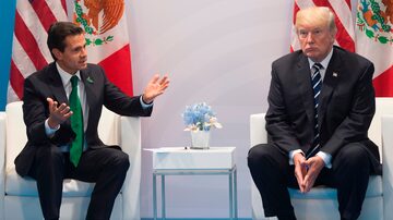 Peña Nieto (E) e Trump conversam durante cúpula do G-20 na Alemanha. Foto: AFP PHOTO / SAUL LOEB