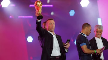 German former football player Lothar Matthaus poses on stage with the trophy during the FIFA Fan Festival opening day at Al Bidda park in Doha on November 19, 2022, ahead of the Qatar 2022 World Cup football tournament. (Photo by Odd ANDERSEN / AFP). Foto: Odd Andersen/ AFP