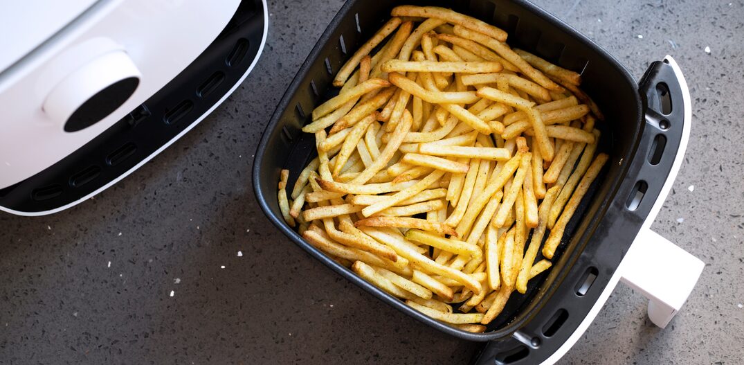 Testamos as melhores air fryers para fazer batata frita. Foto: Hazal/Adobe Stock