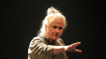Vera Holtz traz 'Ficções', peça baseada no best-seller 'Sapiens', de volta aos palcos em São Paulo.

