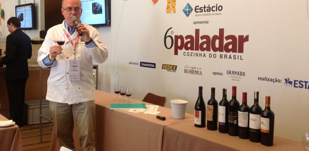 
José Luiz Pagliari com os vinhos tintos da Campanha Gaúcha
. Foto: Estadão
