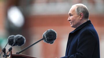 O presidente da Rússia, Vladimir Putin, discursa no Dia da Vitória, na Praça Vermelha, em Moscou 
