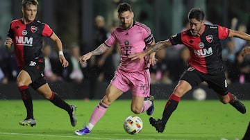 Feb 15, 2024; Fort Lauderdale, FL, USA; Inter Miami CF forward Lionel Messi (10) dribbles the ball past Newell's Old Boys defender Pablo Perez (8) during the first half at DRV PNK Stadium. Mandatory Credit: Sam Navarro-USA TODAY Sports. Foto: Sam Navarro-USA TODAY Sports via Reuters 