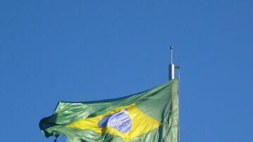Bandeira do Brasil rasgada pelos ventos fortes que passaram por São Caetano do Sul, em São Paulo, no dia 11 de junho de 2011. Foto: Julio Holanda/FotoRepórter/AE