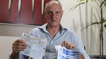 Quem opta por pagar o IPTU à vista conta com um desconto, como é o caso do aposentado James Zelic, de 65 anos. Foto: ALEX SILVA/ESTADAO