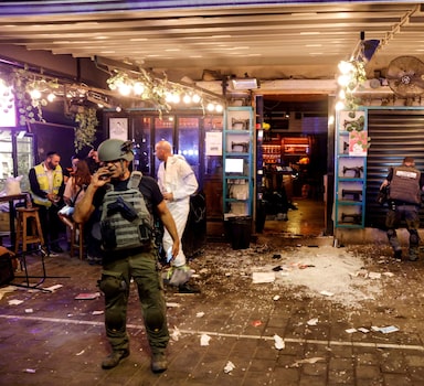 Israeli security and rescue personnels work by the entrance to a restaurant following an incident in Tel Aviv, Israel April 7, 2022. REUTERS/Moti Milrod   ISRAEL OUT. NO COMMERCIAL OR EDITORIAL SALES IN ISRAEL. NO RESALES. NO ARCHIVES     TPX IMAGES OF THE DAY