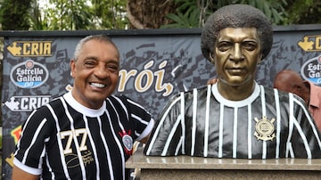 Basílio posa ao lado de seu busto no Parque São Jorge. Foto: José Manoel Idalgo / Ag. Corinthians 