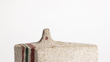 Escultura de Nivola dos anos 1980 que usa molde de areia em concreto. Foto: The New York Times