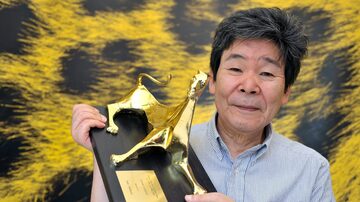 (ARQUIVO) O diretor de animação Isao Takahata posa para foto com o prêmio Leopardo de Honra durante o 62º Festival Internacional de Cinema de Locarno, na Suíça. Foto: Martial Trezzini/EFE