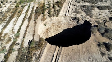 A sinkhole is exposed at a mining zone close to Tierra Amarilla town, in Copiapo, Chile, August 1, 2022. REUTERS/Johan Godoy NO RESALES NO ARCHIVE     TPX IMAGES OF THE DAY. Foto: Johan Godoy/ REUTERS - 01/08/2022