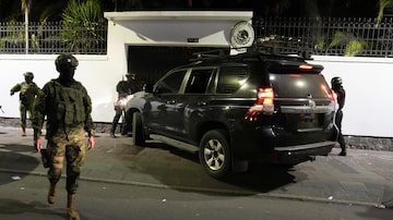 A polícia equatoriana tenta entrar à força na embaixada mexicana em Quito, Equador, sexta-feira, 5 de abril de 2024, depois que o governo mexicano concedeu asilo político ao ex-vice-presidente Jorge Glas, que buscou refúgio na sede diplomática em dezembro. 