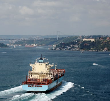 Um petroleiro atravessa o Bósforo para o Mar Negro em Istambul, em 20 de julho de 2012