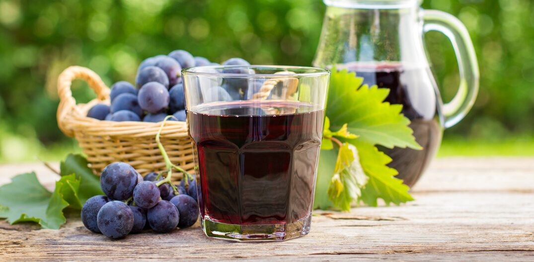 Suco de uva integral. Foto: pilipphoto/Adobe Stock