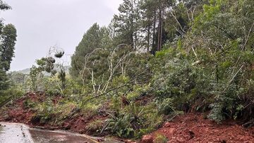 As fortes chuvas bloquearam várias estradas no interior do município. Foto: Reprodução/Instagram/Prefeitura de Canela