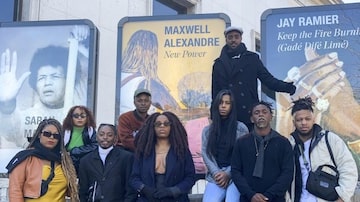 Maxwell Alexandre (último à dir.) e os jovens da Rocinha que levou a Paris. Foto: Isadhora Muller