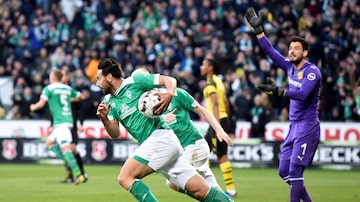 Experiente Pizarro marca e garante empate do Werder Bremen com o Borussia Dortmund. Foto: Fabian Bimmer/Reuters