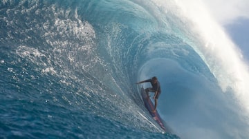 Kai Lenny pega um grande tubo perto de sua casa em Maui. Foto: Erik Aeder / Red Bull Content Pool